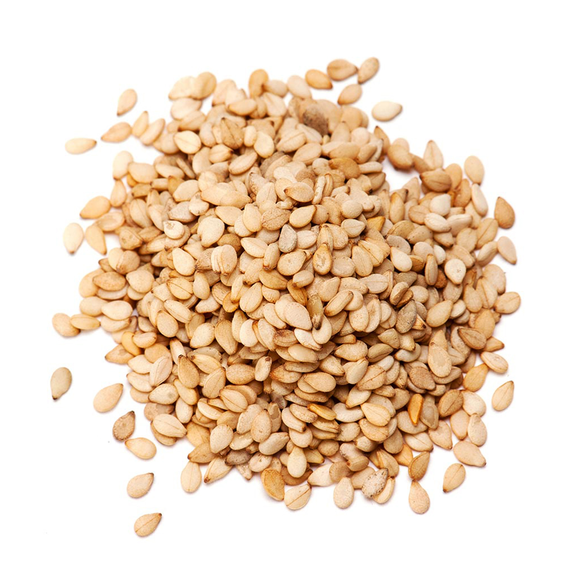 001-moroccan-sesame-seeds-main-2 كومة من بذور السمسم الكاملة بلون بيج ذهبي فاتح مع بعض البذور المتناثرة على خلفية بيضاء