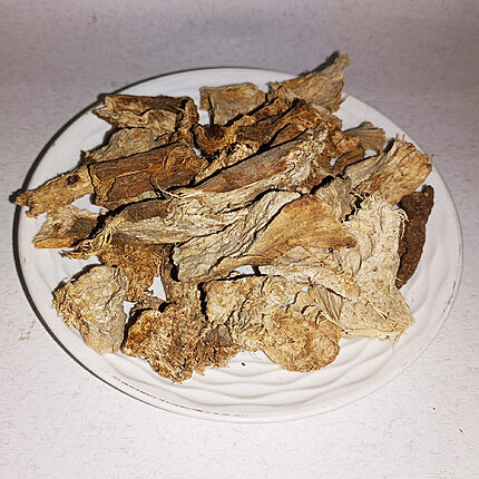 Loose beige and brown fibrous dried Eldad pieces on a white plate
