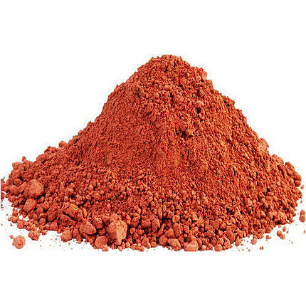 Tas de poudre d'argile rouge terre cuite finement moulue sur fond blanc
