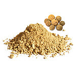 Tas de poudre de tanin brun clair avec des galles séchées entières sur fond blanc