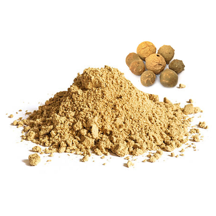 Tas de poudre de tanin brun clair avec des galles séchées entières sur fond blanc
